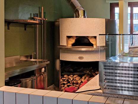 De professionele pizzaoven in gebruik De professionele pizzaoven in gebruik